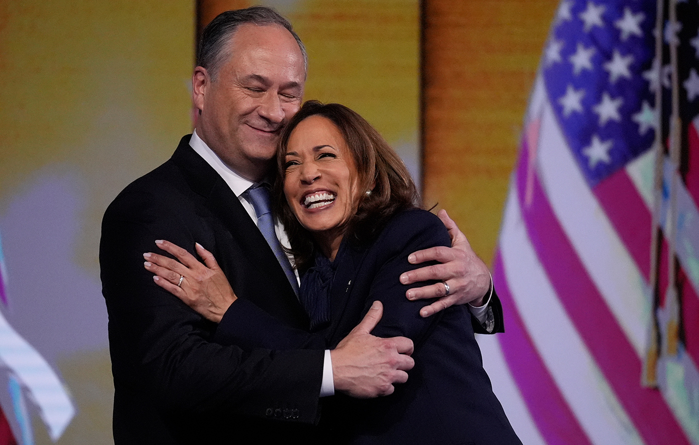 Ο Ν.Τραμπ απέλυσε τον σύζυγο της Κάμαλα Χάρις λίγους μήνες μετά τον διορισμό του