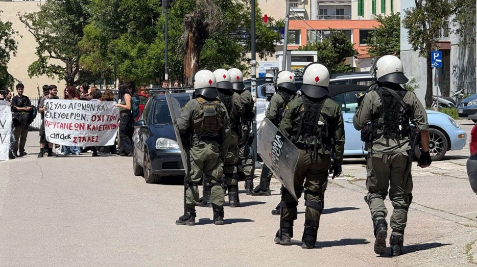 ΑΠΘ: Επιχείρηση της ΕΛ.ΑΣ μετά την ανακατάληψη στο Στέκι Φυσικού – Έπεσαν κρότου λάμψης και δακρυγόνα