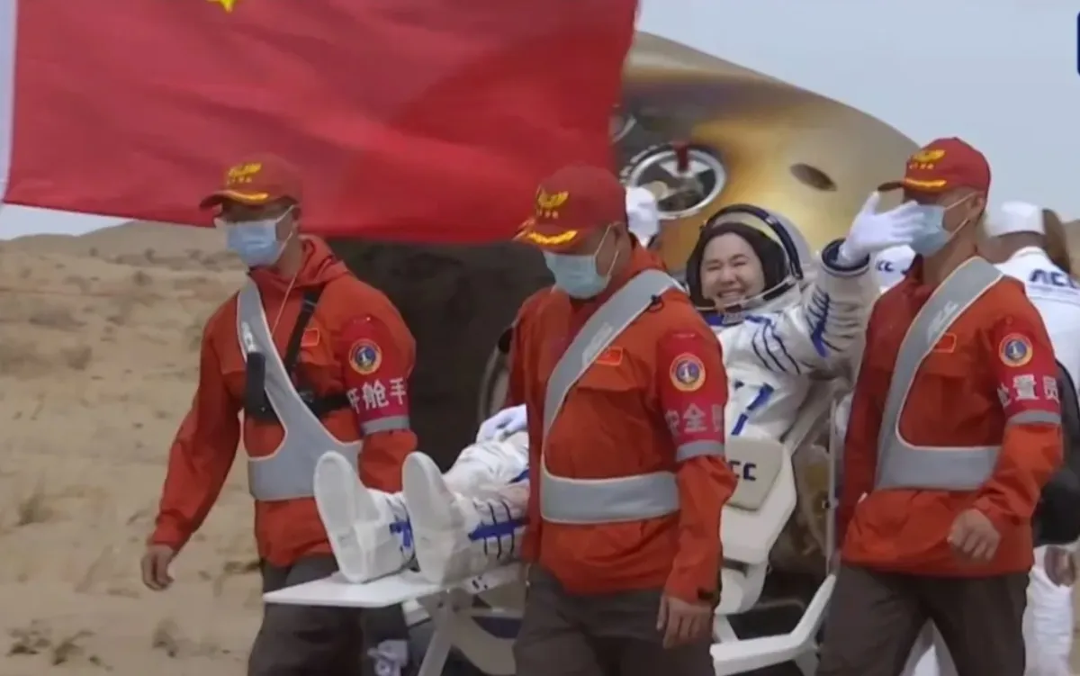 Επέστρεψαν στη Γη οι Κινέζοι αστροναύτες μετά από έξι μήνες στον κινεζικό διαστημικό σταθμό (βίντεο-φωτο)