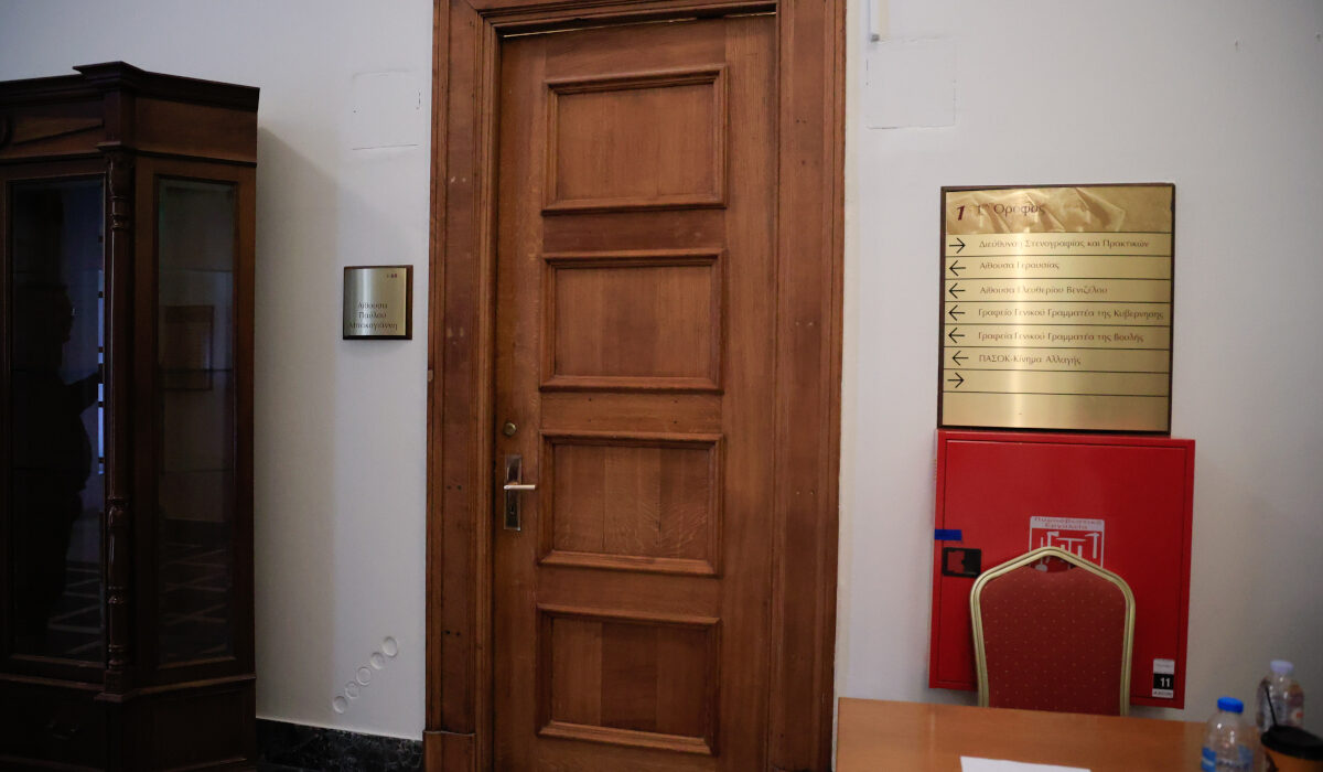 Δύο βουλευτές πήγαν να φωτογραφίσουν τη δικογραφία με κινητό