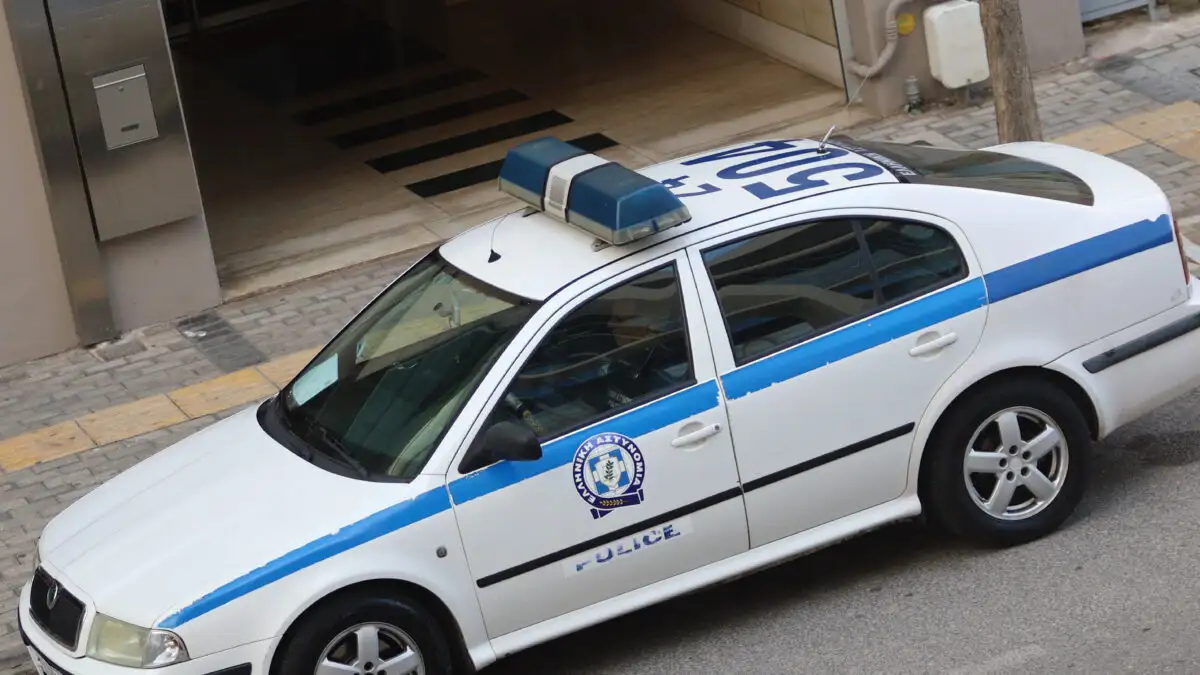 Πάτρα: Οδηγός παραβίασε το «κόκκινο», αψήφησε τις υποδείξεις της Ασφάλειας και επιτέθηκε σε αστυνομικούς