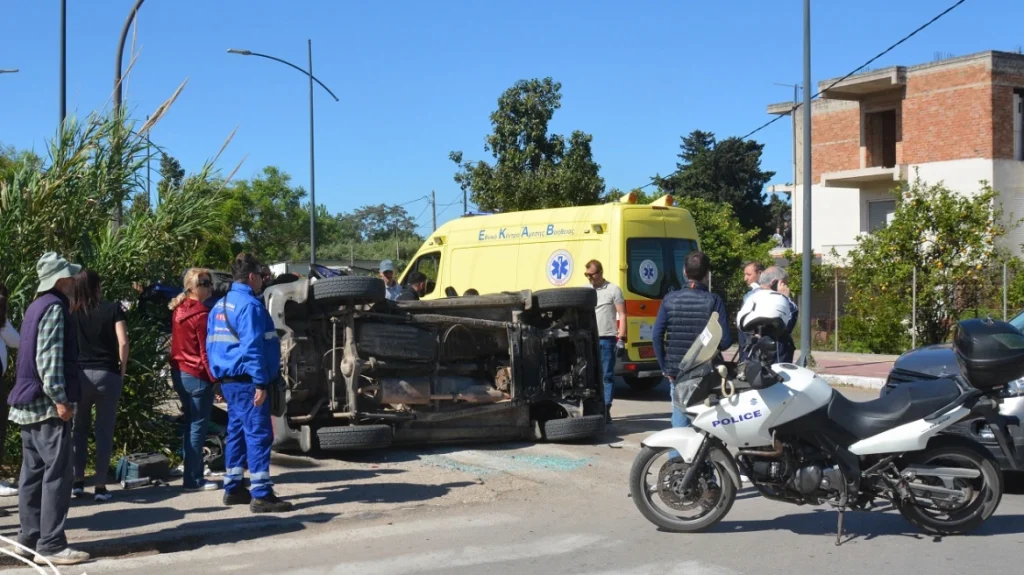 Οδηγός παραβίασε STOP και προκάλεσε τροχαίο με τρεις εγκλωβισμένους τραυματίες – Ανατράπηκε το αυτοκίνητό τους