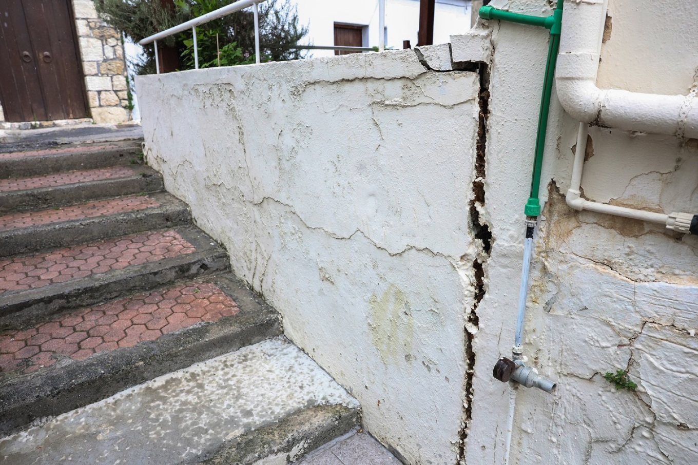 Στις Βούτες κλιμάκιο από την Ελληνική Αρχή Γεωλογικών και Μεταλλευτικών Ερευνών για τις ρηγματώσεις