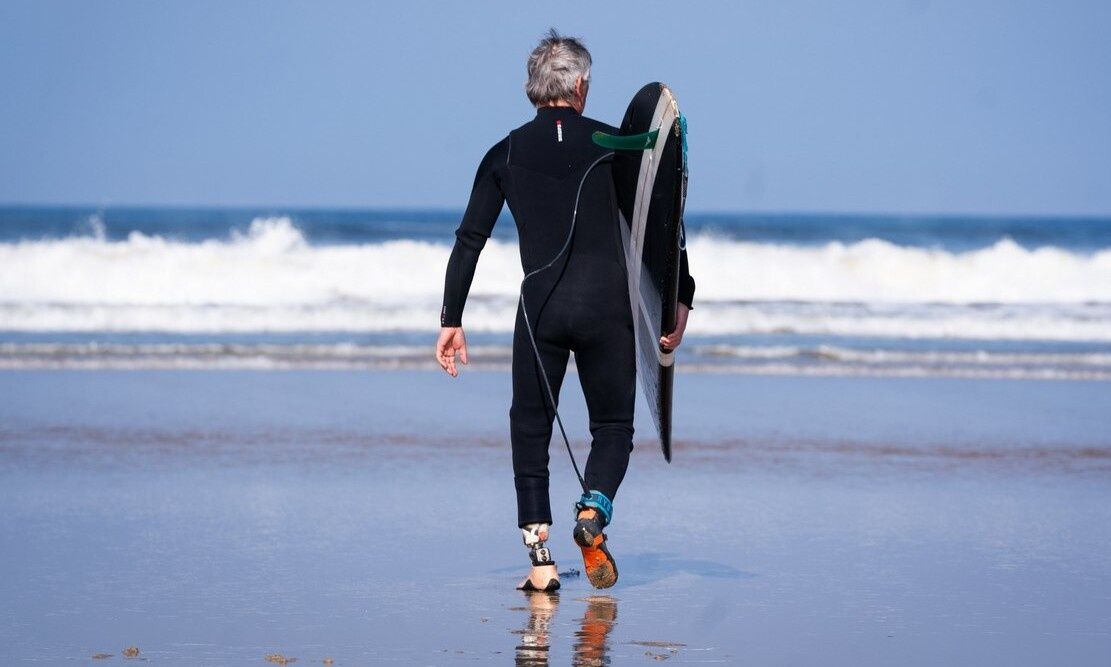 Πέγκλεγκ Μπένετ: Ο σέρφερ που «κατέκτησε» τα κύματα με ένα μόνο πόδι (φωτο)