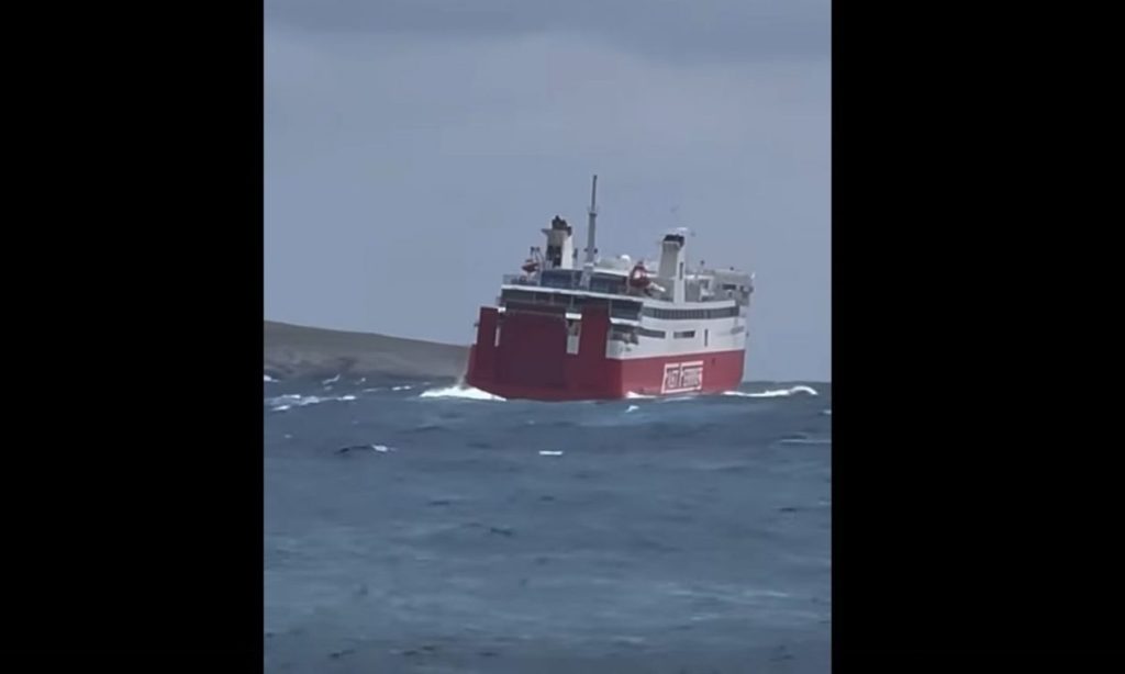 Φολέγανδρος: Πλοίο «παλεύει» να δέσει με φουρτούνα στο λιμάνι – Δείτε βίντεο