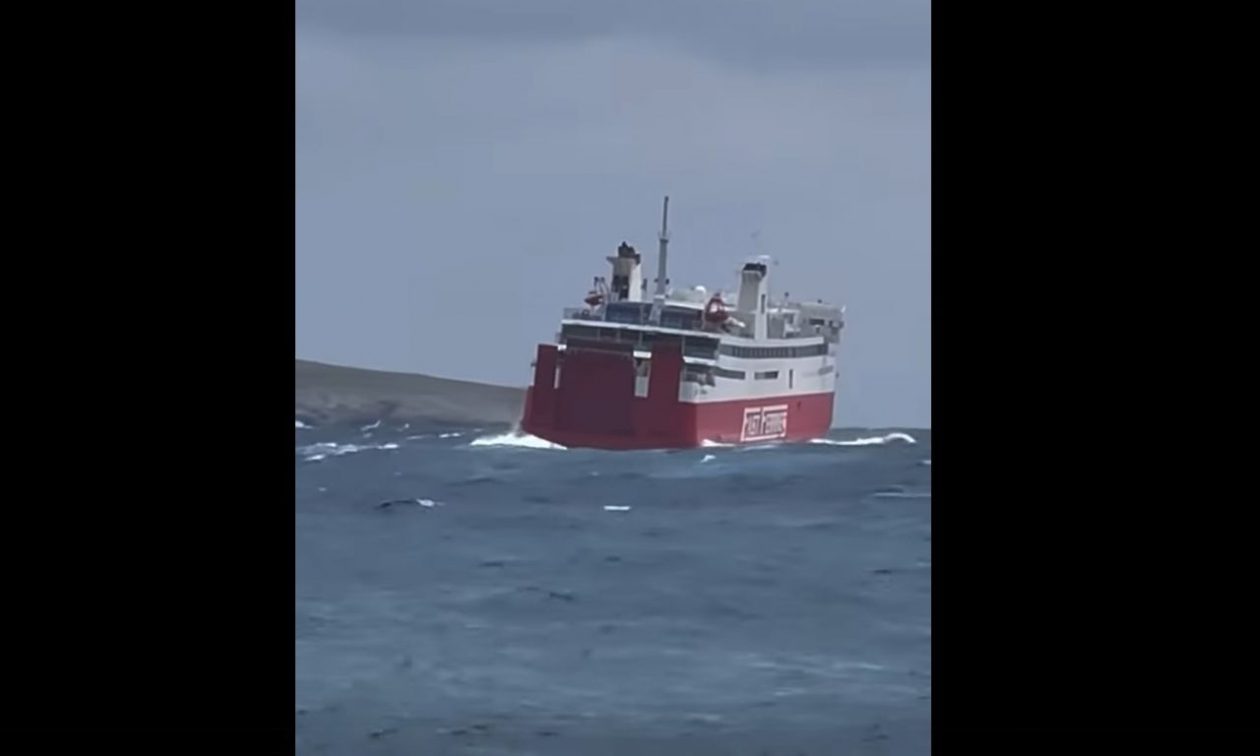 Φολέγανδρος: Πλοίο «παλεύει» να δέσει με φουρτούνα στο λιμάνι – Δείτε βίντεο