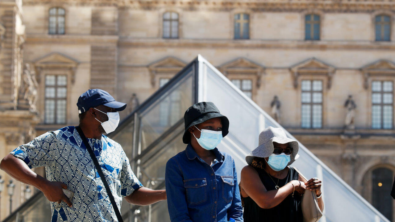 Πώς κορόιδευαν τις μάζες (και) με τις μάσκες στον Covid-19
