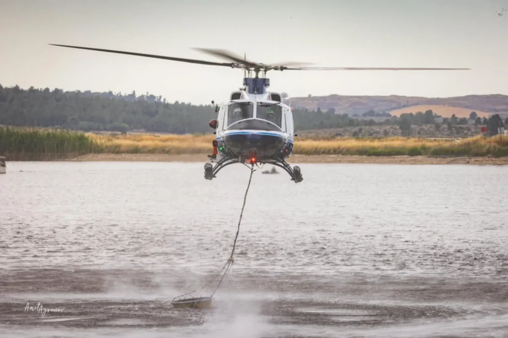 Στο Ισραήλ η κυπριακή βοήθεια για τις πυρκαγιές: Το πυροσβεστικό ελικόπτερο ρίχτηκε στη μάχη με τις φλόγες