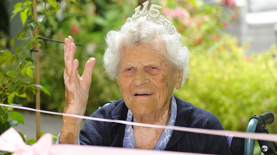 Η 115 ετών Βρετανίδα που είναι πλέον ο γηραιότερος άνθρωπος του κόσμου: «Κάνω ό,τι μου αρέσει»