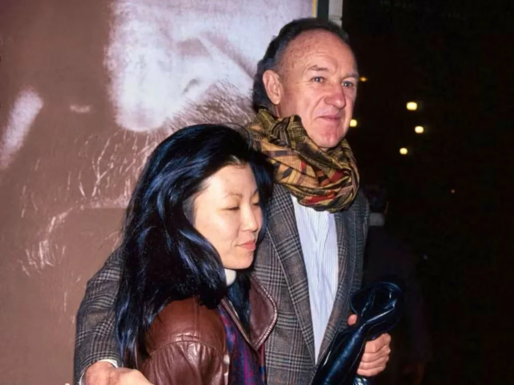 Τι αποκαλύπτει η ιατροδικαστική έκθεση για τον θάνατο της συζύγου του Τ.Χάκμαν – «Είχε υγρό στο στήθος»