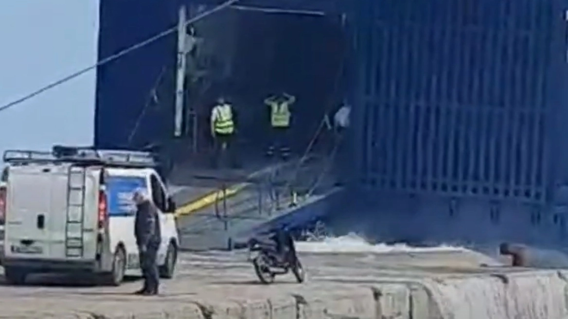 Έσπασε ο κάβος πλοίου στην Αλόννησο τη στιγμή που επιβιβάζονταν αυτοκίνητα – Δείτε βίντεο 