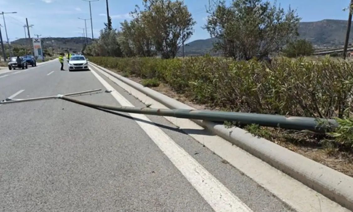 Κερατέα: Κολώνα φωτισμού έπεσε στη Λεωφόρο Λαυρίου – Από τύχη δεν χτύπησε διερχόμενο όχημα