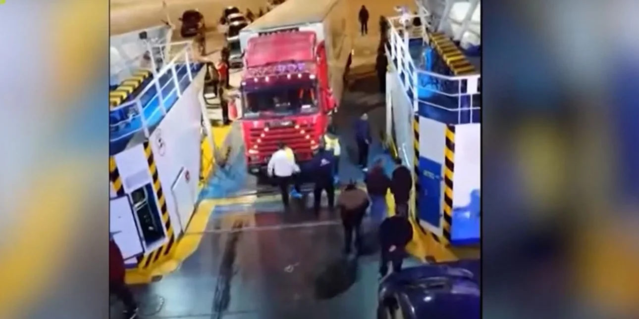 Ταλαιπωρία για επιβάτες πλοίου στην Ηγουμενίτσα: Οδηγός νταλίκας είχε εισιτήριο για ΙΧ και κλειδώθηκε στο όχημά του