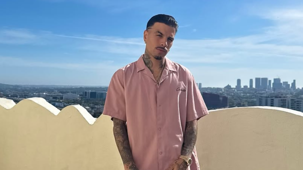 «Ατύχημα» για τον Ρ.Αλεχάντρο σε συναυλία στο Λος Άντζελες: Σκίστηκε το παντελόνι του ενώ χόρευε στη σκηνή (βίντεο)