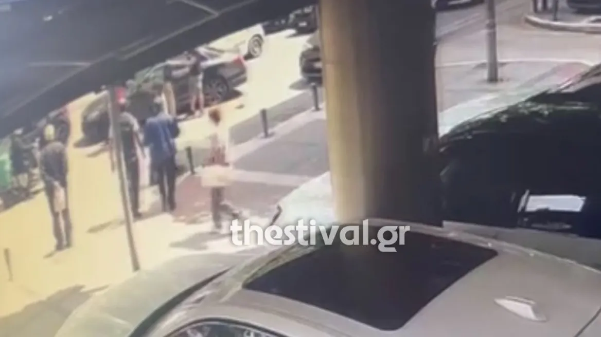 Βίντεο: Για ένα… κόκκινο φανάρι ξυλοκόπησαν τον 36χρονο μπροστά στο παιδί του στη Θεσσαλονίκη 