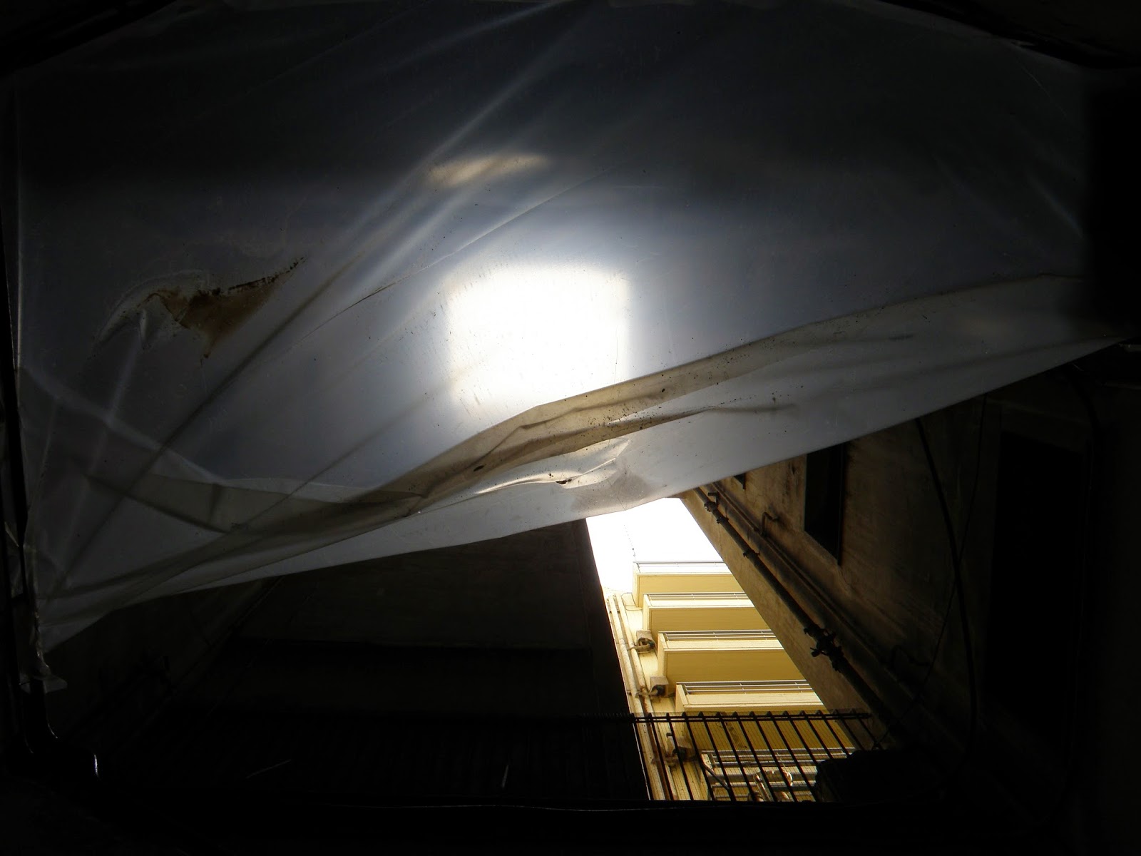 Αγία Βαρβάρα: 4χρονο παιδί έπεσε στο φωταγωγό πολυκατοικίας