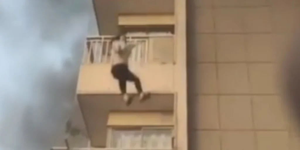 Ινδία: H στιγμή που γυναίκα πηδά από τον πέμπτο όροφο πολυκατοικίας που έχει «τυλιχθεί» στις φλόγες (βίντεο)