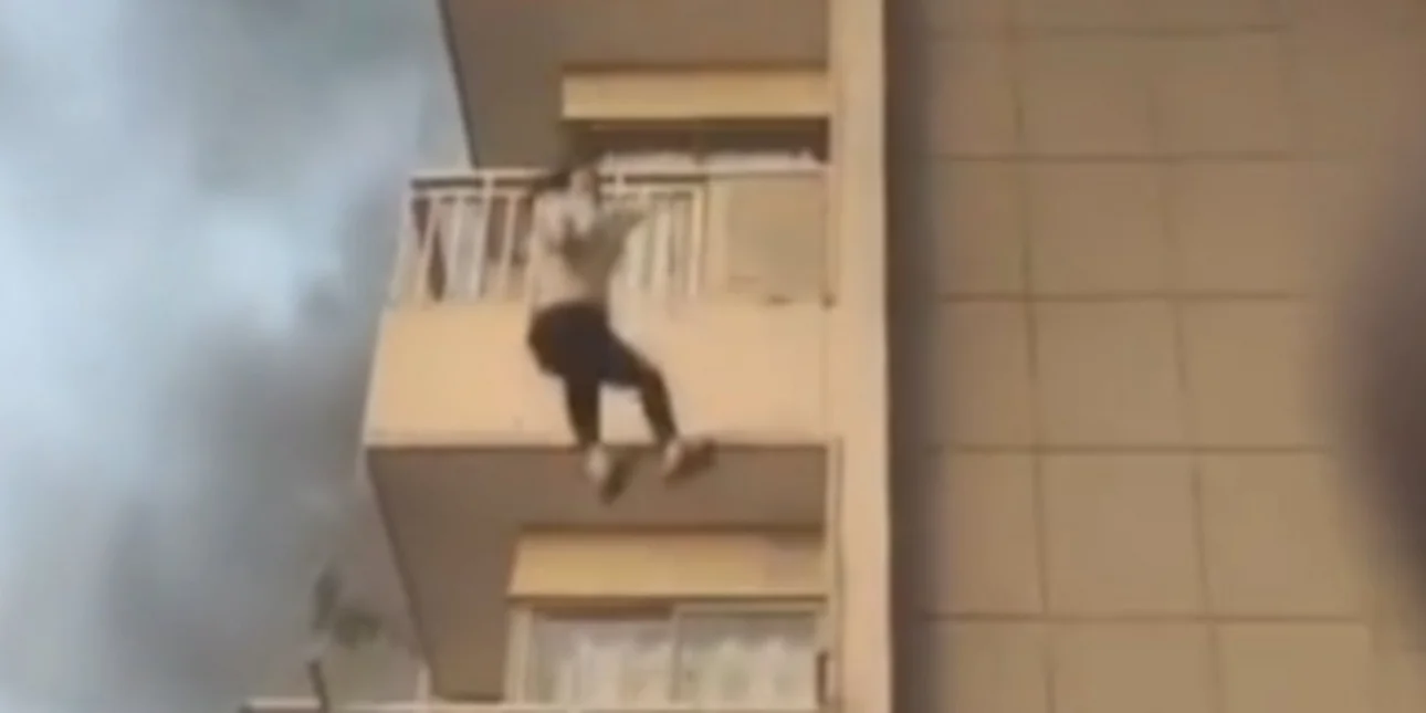 Ινδία: H στιγμή που γυναίκα πηδά από τον πέμπτο όροφο πολυκατοικίας που έχει «τυλιχθεί» στις φλόγες (βίντεο)
