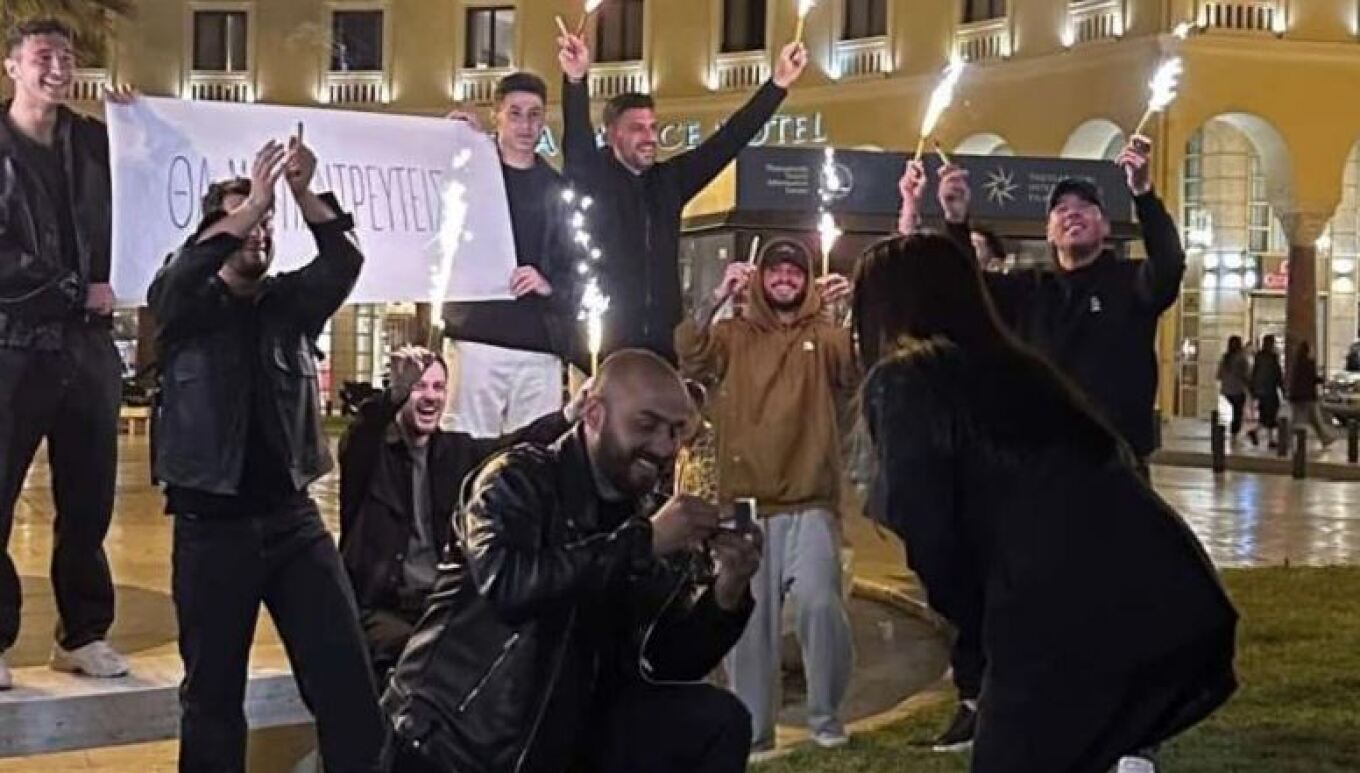 Η ευχάριστη είδηση της ημέρας: Πρόταση γάμου στην πλατεία Αριστοτέλους – Είπε το «ναι» η κοπέλα (βίντεο)