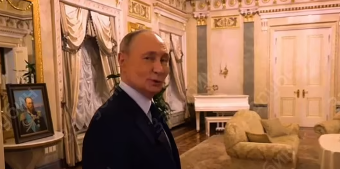 Ο Βλαντίμιρ Πούτιν δείχνει για πρώτη φορά σε δημοσιογράφο το διαμέρισμά του στο Κρεμλίνο (βίντεο)