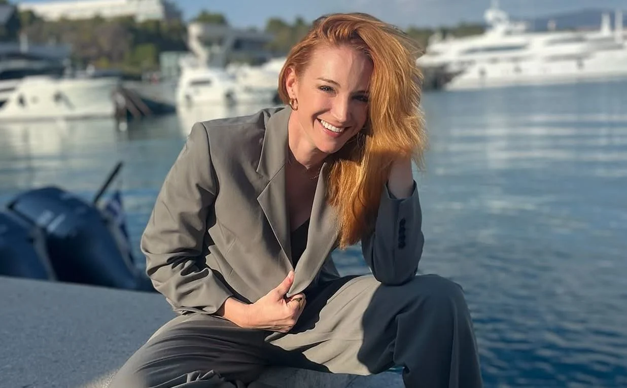 Η επική πτώση της Στεφανίας Γουλιώτη από την καρέκλα που κατάφερε όμως να σώσει το…ούζο – Δείτε βίντεο