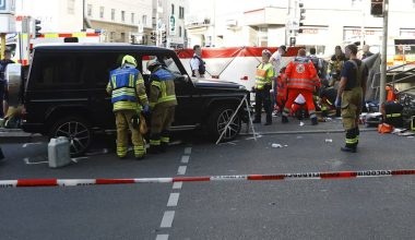 Αυτοκίνητο έπεσε πάνω σε πλήθος στη Στουτγκάρδη –Μια μητέρα που έσπρωχνε το καρότσι ανάμεσα στους τραυματίες