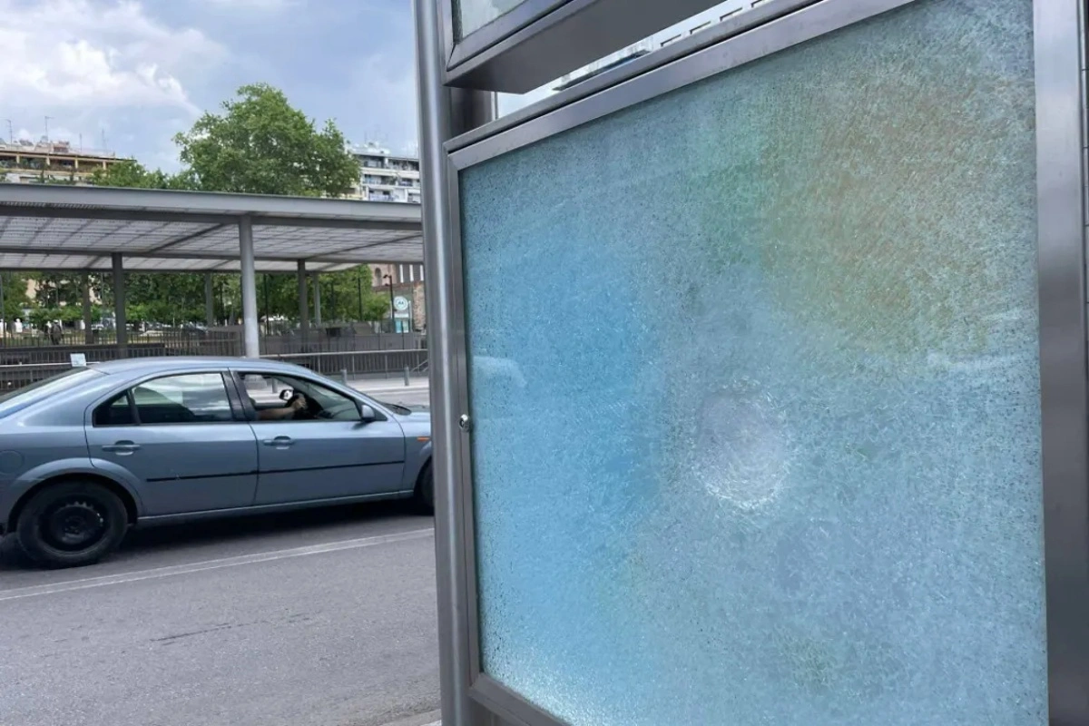 Συνεχείς φθορές και βανδαλισμοί στο Μετρό της Θεσσαλονίκης – Ράγισαν την πρόσοψη στον σταθμό Αγίας Σοφίας (βίντεο)