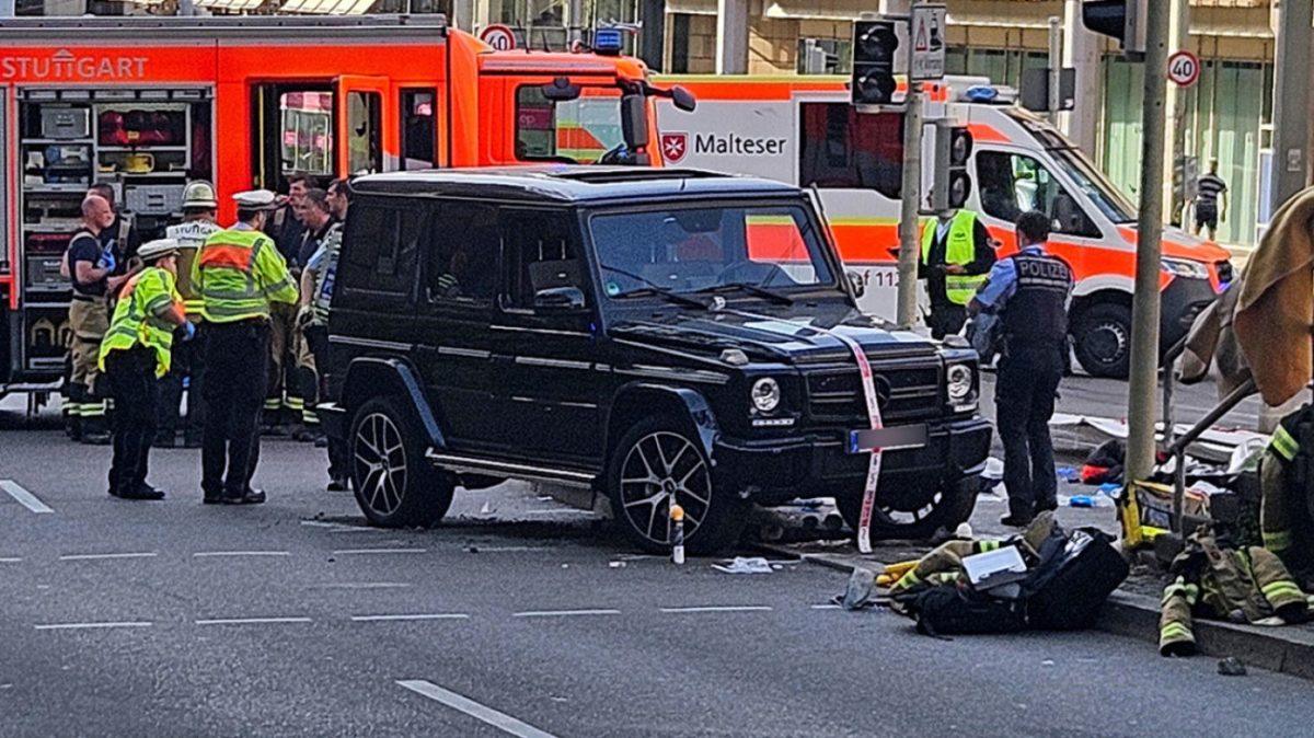 Στουτγάρδη: Σοκαριστικά πλάνα από τη στιγμή που το αυτοκίνητο παρέσυρε το πλήθος – Στους 8 οι τραυματίες (upd)