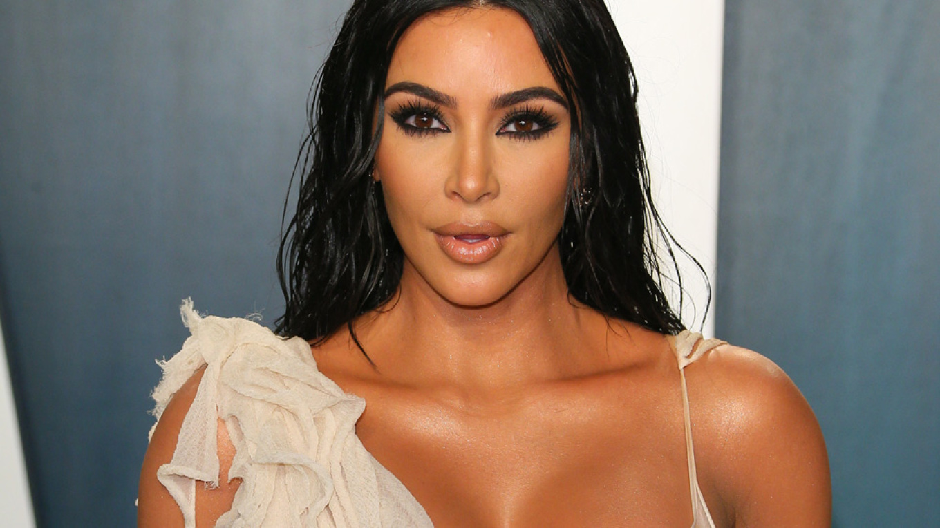 Κιμ Καρντάσιαν: Οι σέξι φωτογραφίες της τηλεπερσόνας με μαύρο μπικίνι από την παραλία (φωτο)