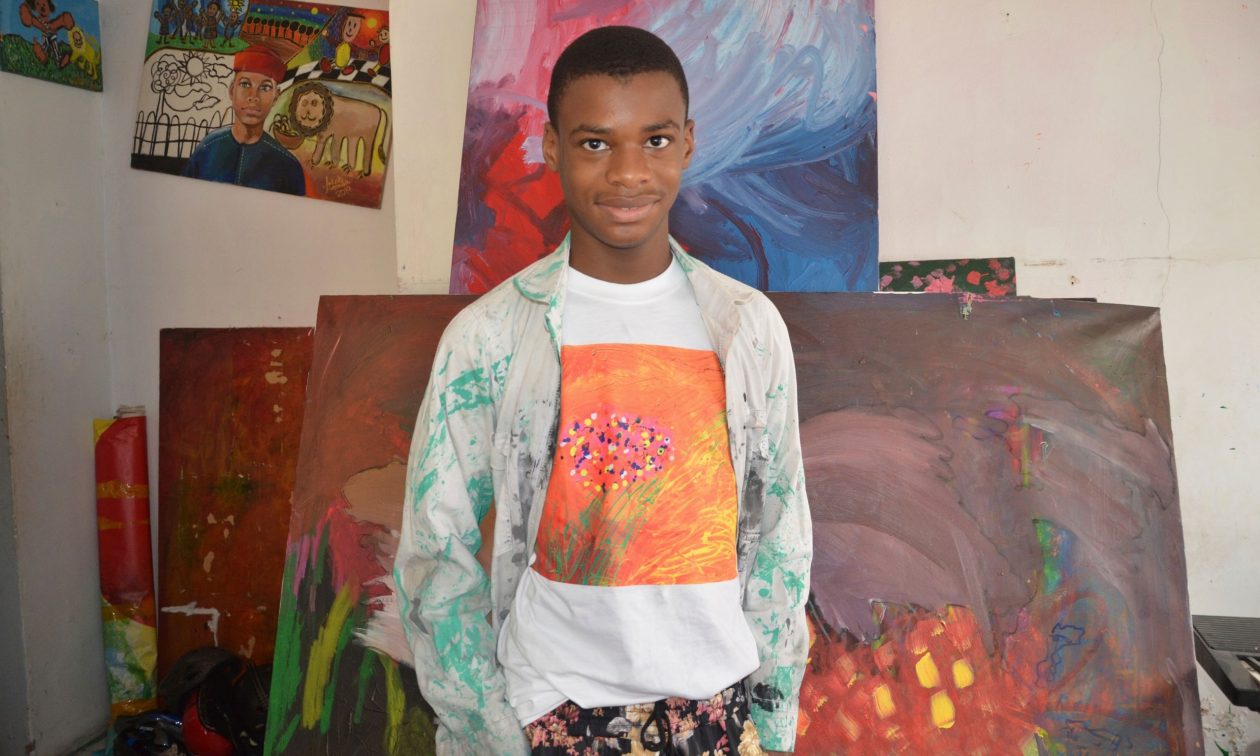 15χρονος Νιγηριανός με αυτισμό μπήκε στο βιβλίο ρεκόρ Γκίνες – Έφτιαξε τον μεγαλύτερο καμβά ζωγραφικής (φωτο)