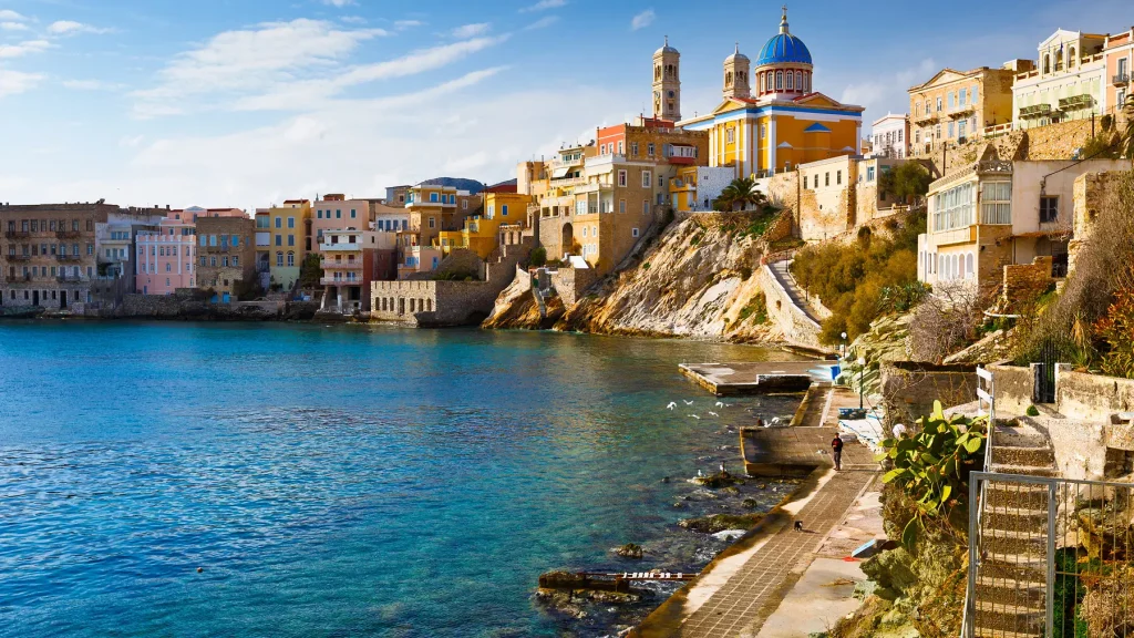 Η Σύρος στην κορυφή της λίστας με τους καλύτερους προορισμούς της Ελλάδας για το 2025