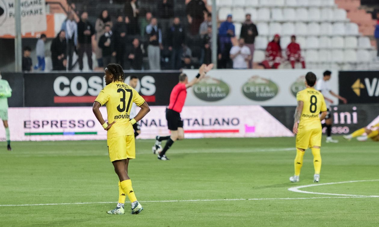 Διακόπηκε ο αγώνας ΟΦΗ – Άρης: Πήρε φωτιά ο πυλώνας του γηπέδου