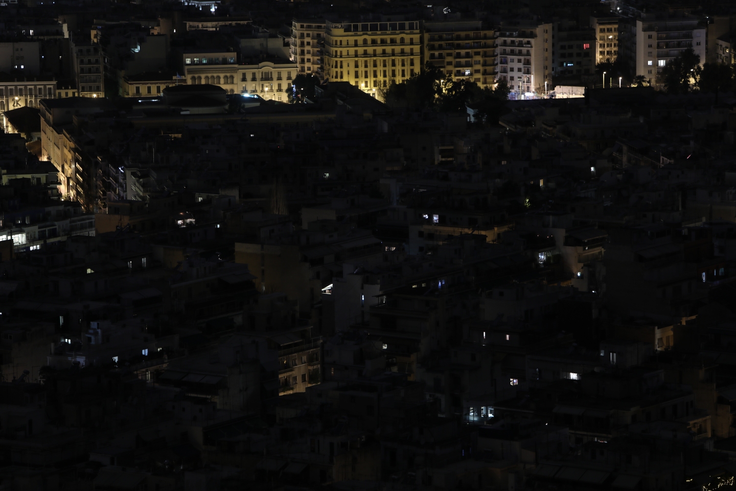 «Μπλακ άουτ» σε περιοχές της Αθήνας – Έσβησαν ακόμη και τα φανάρια