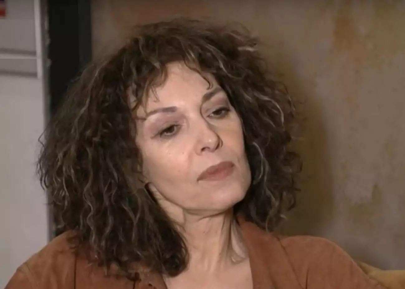 Δ.Παπαδήμα: «Θυμάμαι τον πατέρα μου να με σημαδεύει με την καραμπίνα – Δεν φεύγουν ποτέ αυτά τα τραύματα»