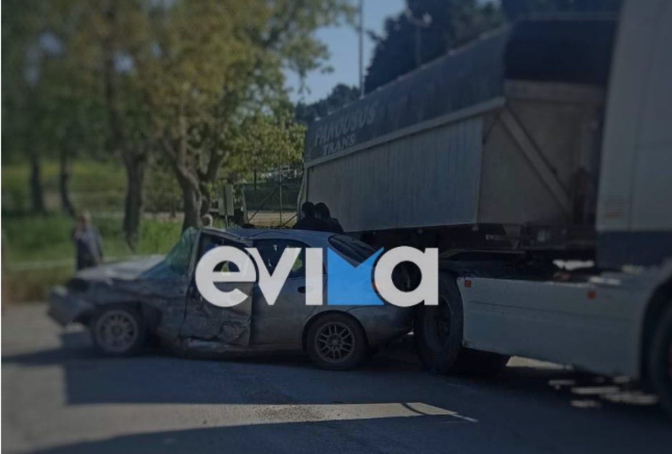 Σοβαρό τροχαίο στην Εύβοια: Αυτοκίνητο διαλύθηκε μετά από σύγκρουση με φορτηγό (φωτο)