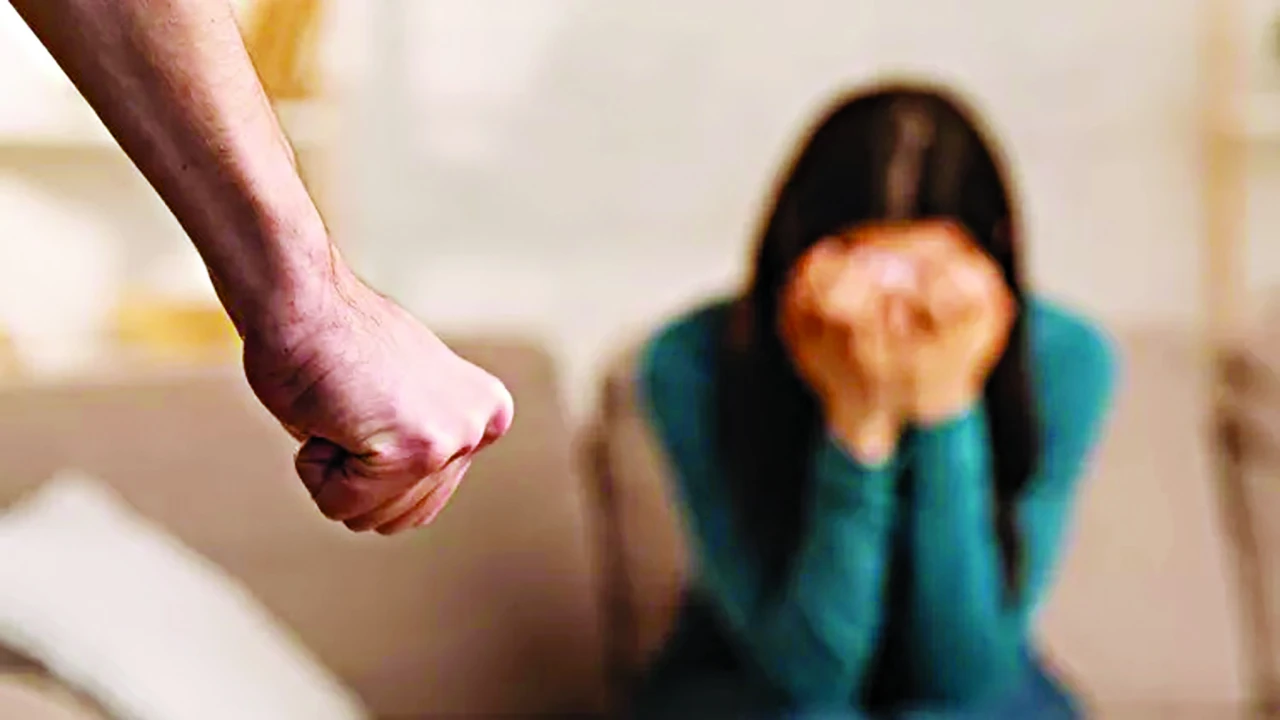 Λάρισα: Άνδρας ξυλοφόρτωσε τη σύντροφό του σε κατάστημα μπροστά στα μάτια θαμώνων