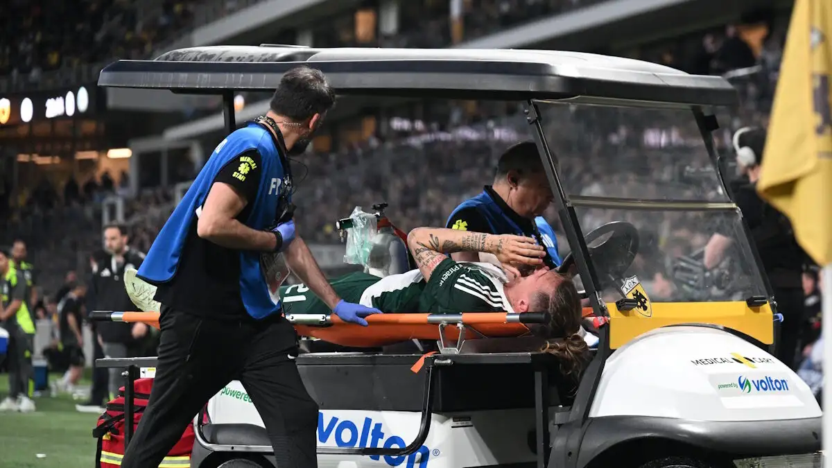 Σοβαρός τραυματισμός για τον Τιν Γέντβαϊ στο ντέρμπι Παναθηναϊκός-ΑΕΚ – Αποχώρησε δακρυσμένος για το νοσοκομείο