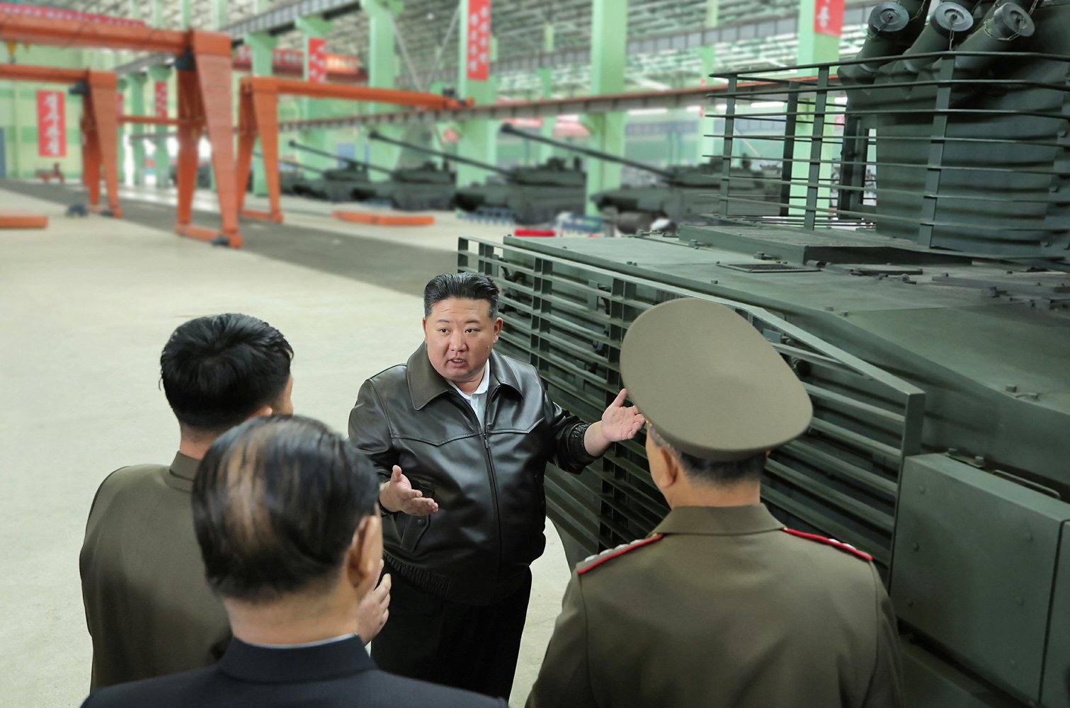 Β.Κορέα: Ο Κιμ Γιονγκ Ουν επιθεώρησε εργοστάσιο αρμάτων μάχης (φώτο)