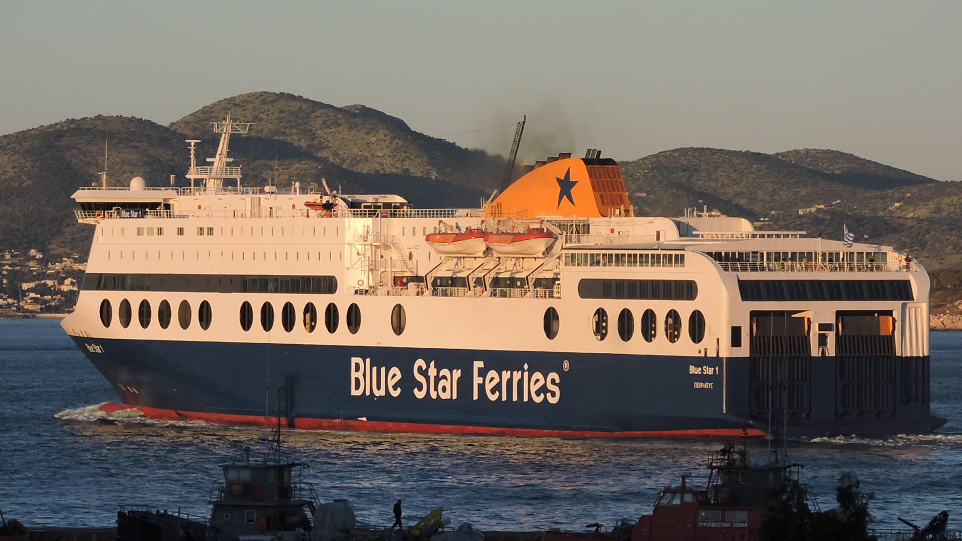 Απέπλευσε για Χίο και Λέσβο το πλοίο της «Βlue Star» – Φάρσα το τηλέφωνο για βόμβα