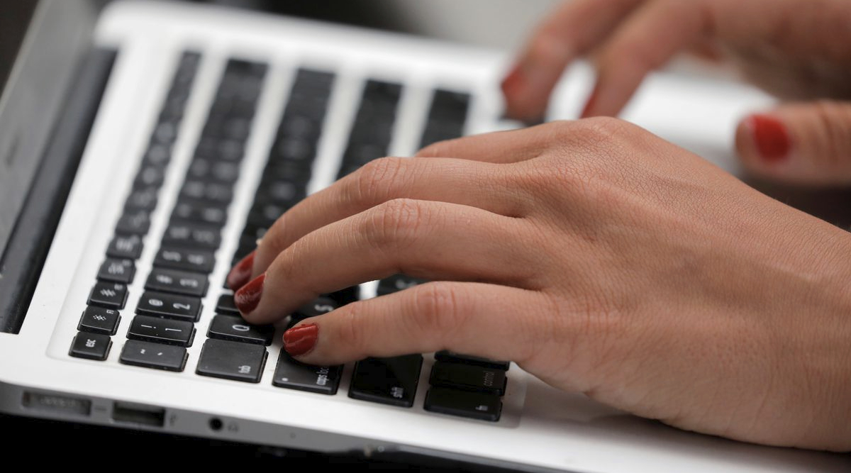 Πεθερά καταγγέλλει τη νύφη της ότι τη χάκαρε και διέρρευσε συνομιλίες της με άλλους άνδρες