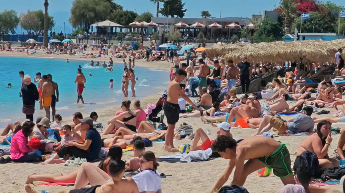 Αττική: Καλοκαίρι «θύμισαν» οι παραλίες στα νότια προάστια – Γέμισαν με κόσμο!