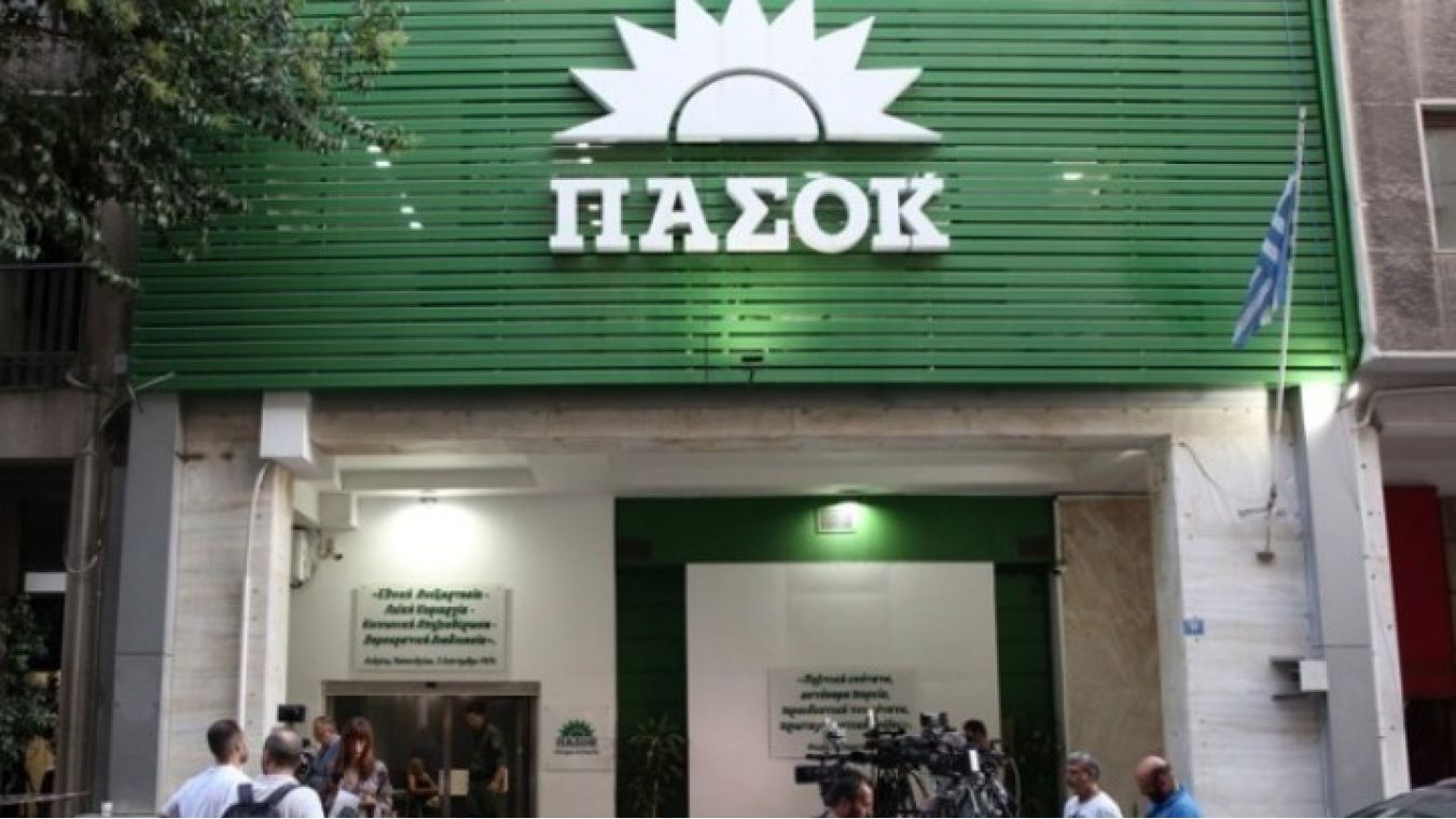 ΠΑΣΟΚ για Σ.Παπασταύρου: «Πετάει τη μπάλα στην εξέδρα αντί να απαντήσει»