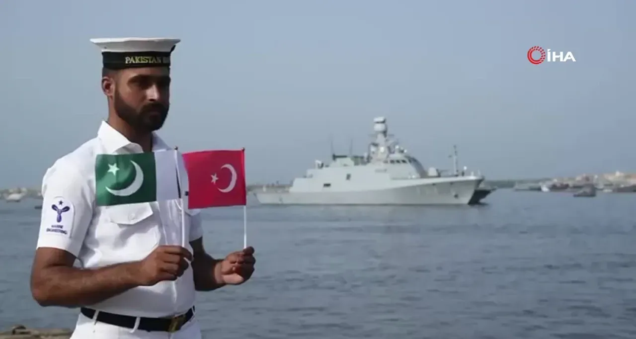 Τουρκική κορβέτα κατέπλευσε στο  Καράτσι  εν μέσω πολεμικού κλίματος της Ινδίας με το Πακιστάν