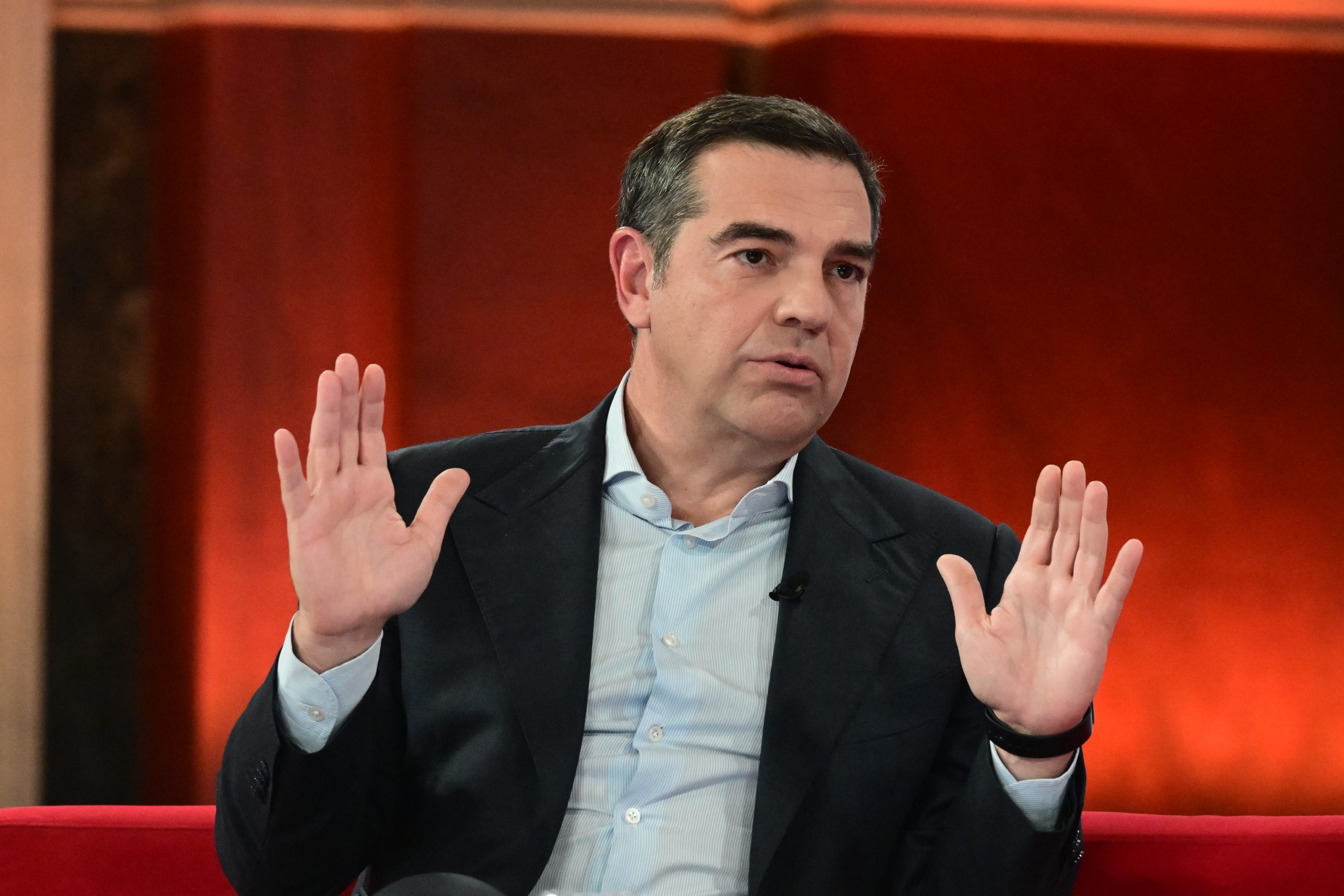 Ο Αλέξης Τσίπρας βγάζει βιβλίο – Και μιλάει για όλα