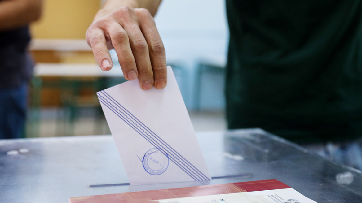 Δημοσκόπηση Alco: «Μάχη» για τη δεύτερη θέση δίνουν ΠΑΣΟΚ και Πλεύση Ελευθερίας