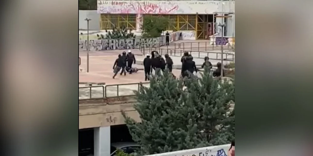 Βίντεο ντοκουμέντο από τη στιγμή που κουκουλοφόροι χτυπούν βίαια με λοστούς άνδρα στην Πολυτεχνειούπολη