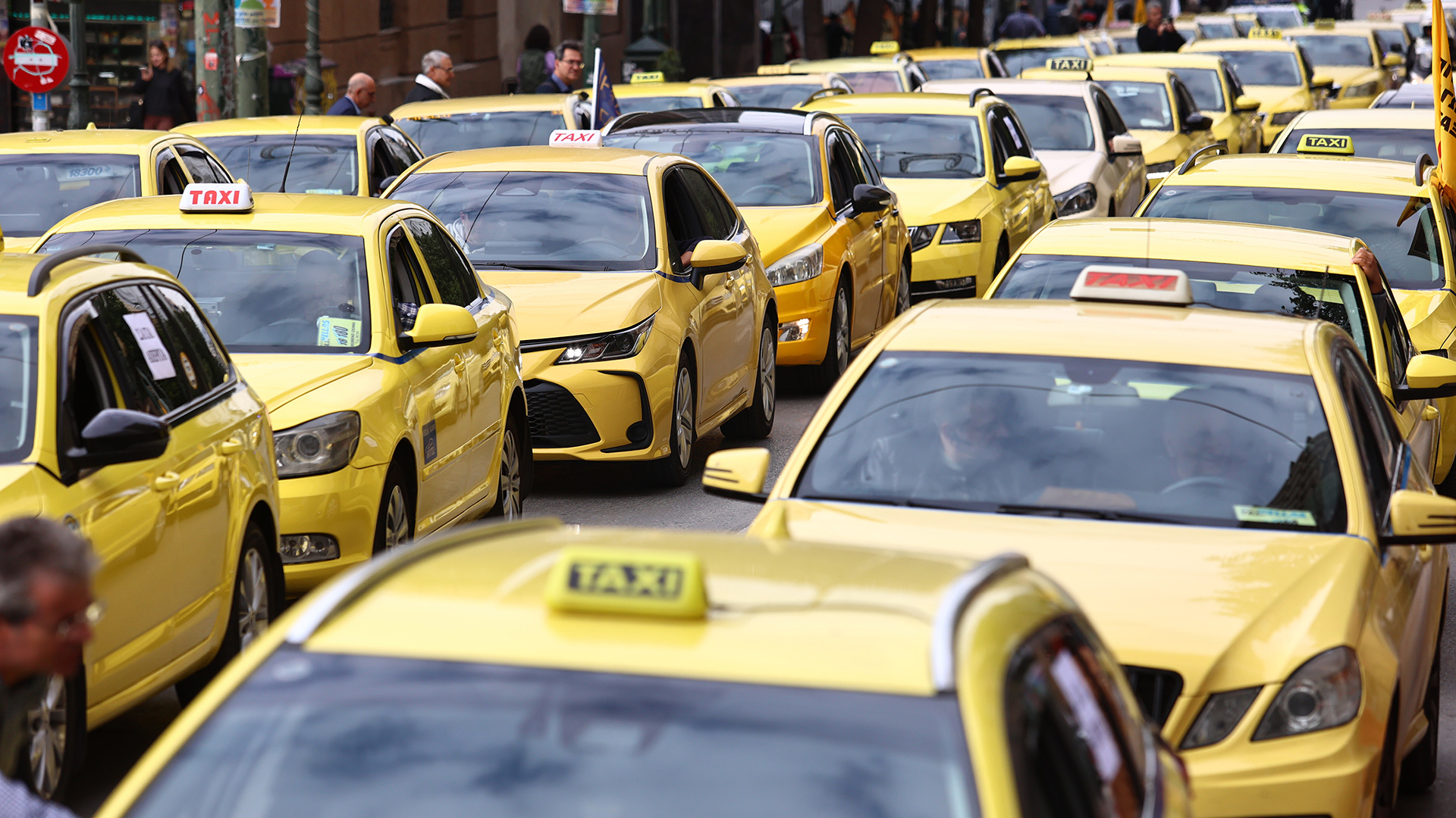 Σε 48ωρη απεργία προχωρούν τα ταξί – Θ.Λυμπερόπουλος: «Θέλει να επιδοτεί και να προωθεί το αλκοόλ στους νέους;»