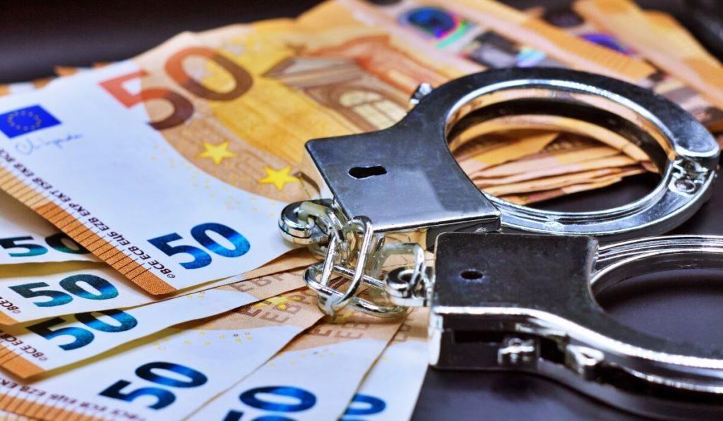 Πώς δρούσε το κύκλωμα στα κτηματολογικά γραφεία: Στα 500 ευρώ η ταρίφα για το «γρηγορόσημο»