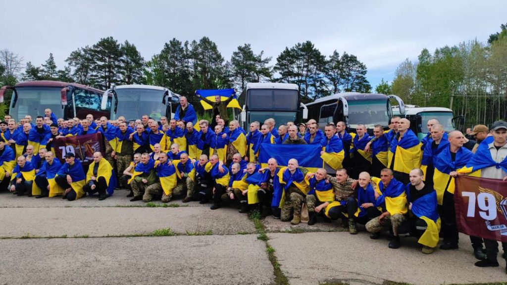 Ρωσία και Ουκρανία αντάλλαξαν στρατιώτες που βρίσκονταν υπό κράτηση (φωτο – βίντεο)