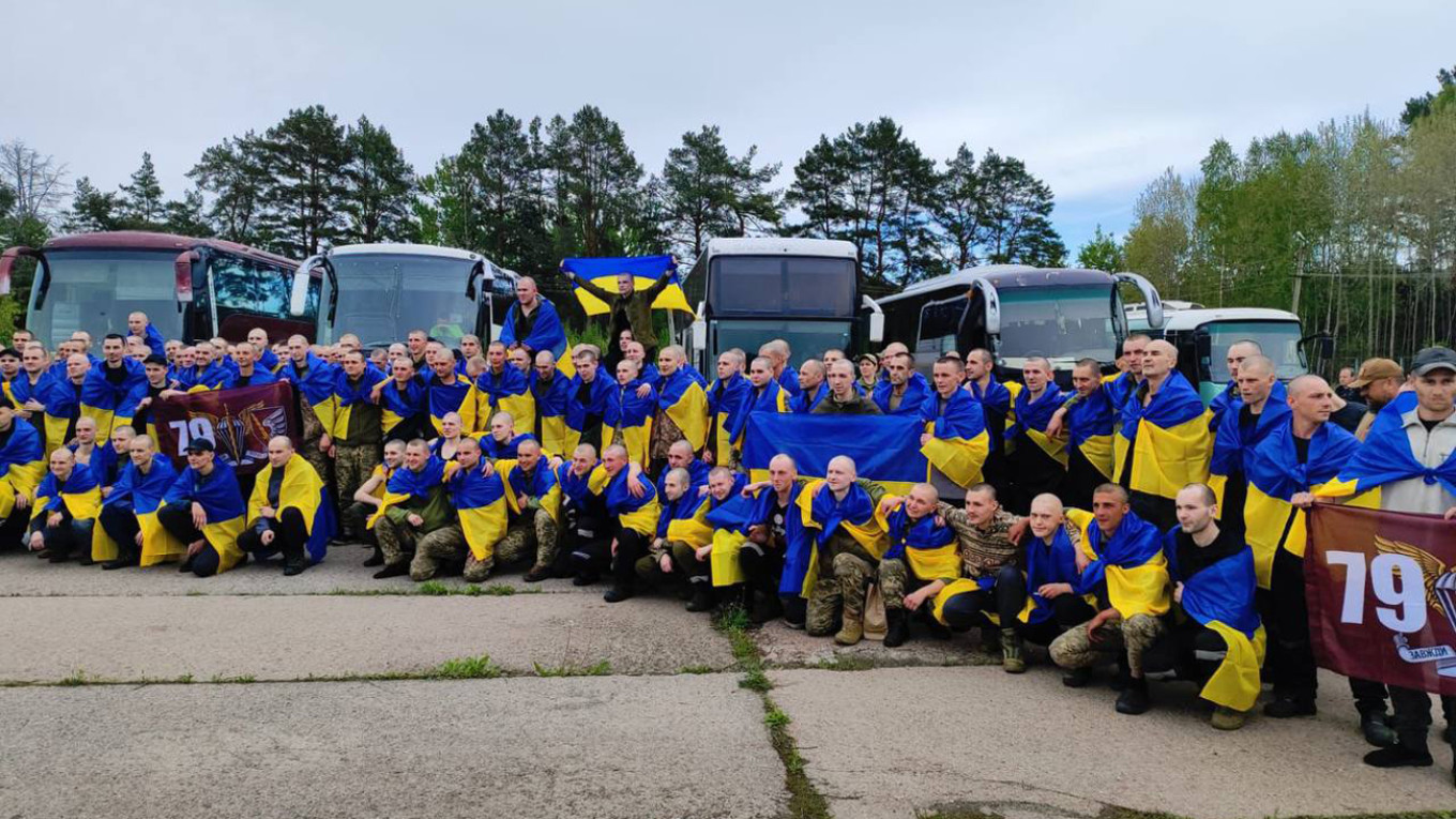 Ρωσία και Ουκρανία αντάλλαξαν στρατιώτες που βρίσκονταν υπό κράτηση (φωτο – βίντεο)